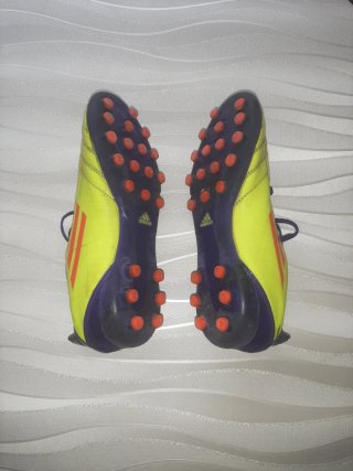 Botas de fútbol de niño Adidas amarillas y moradas