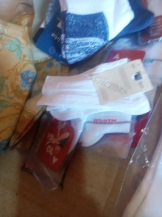 Calcetines de niño y hombrey medias y de mujer