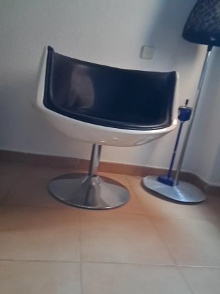 Silla giratoria vintage negra y blanca 60x60x70.