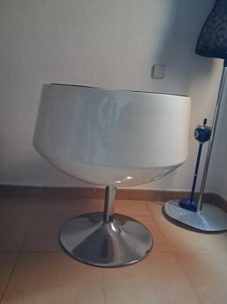 Silla giratoria vintage negra y blanca 60x60x70.