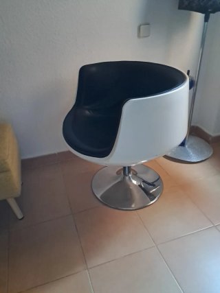 Silla giratoria vintage negra y blanca 60x60x70.