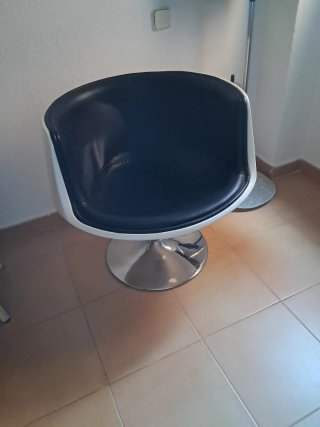 Silla giratoria vintage negra y blanca 60x60x70.