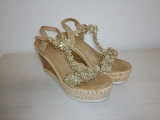 Sandalias cuña doradas adornadas