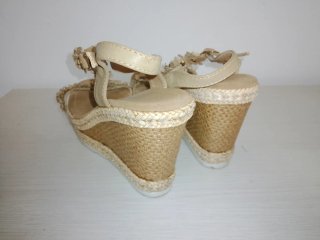 Sandalias cuña doradas adornadas