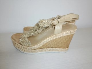 Sandalias cuña doradas adornadas