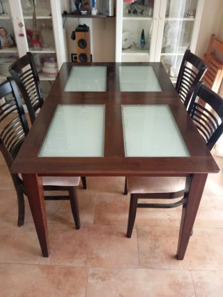 Mesa comedor extensible + 4 sillas (como nueva)