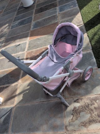 Carrito de muñecas rosa y gris