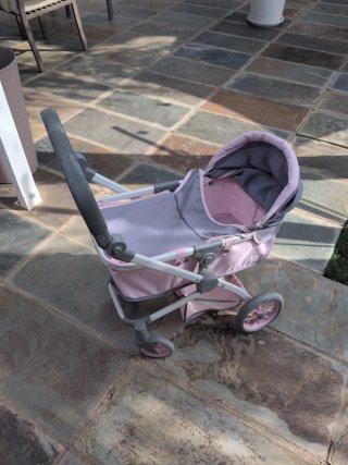 Carrito de muñecas rosa y gris