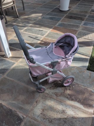 Carrito de muñecas rosa y gris