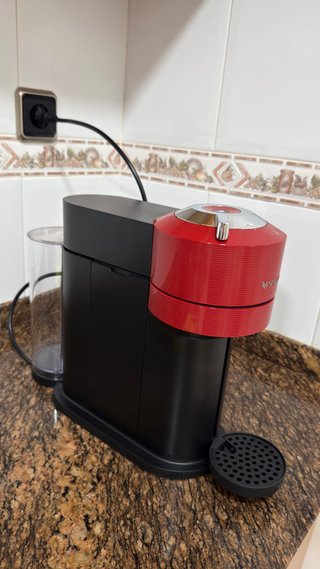 Cafetera Nespresso Vertuo Roja y Negra