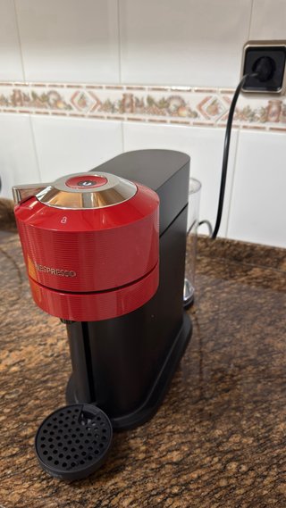 Cafetera Nespresso Vertuo Roja y Negra