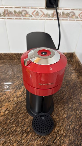 Cafetera Nespresso Vertuo Roja y Negra