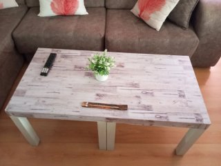 Mesa auxiliar salón y mueble gris y blanco,