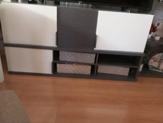 Mesa auxiliar salón y mueble gris y blanco,