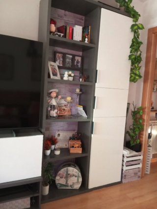 Mesa auxiliar salón y mueble gris y blanco,