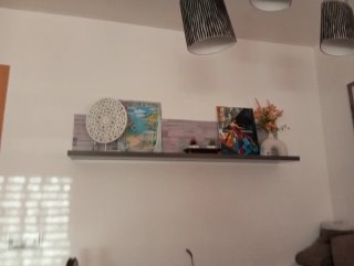 Mesa auxiliar salón y mueble gris y blanco,