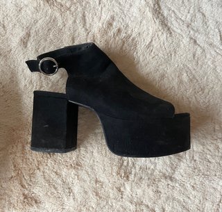 Sandalias Pull&Bear plataforma negras T.35