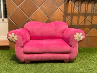 Mini sofá infantil rosa con flores