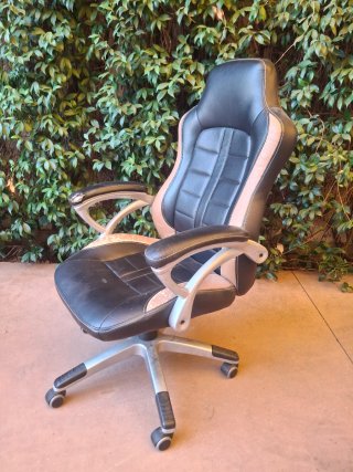 Sillón de oficina negro y marrón