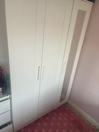 Armario blanco con puertas de espejo