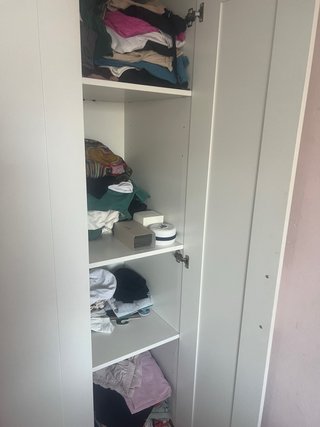 Armario blanco con puertas de espejo