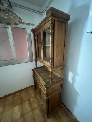Alacena de madera con vitrina