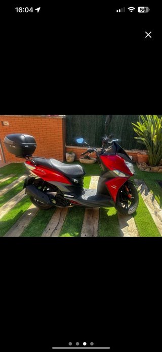 SYM 125 Scooter Roja y Negra