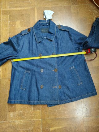 Chaqueta vaquera corta estilo gabardina