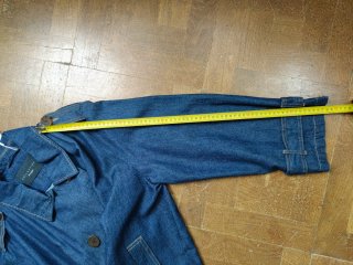 Chaqueta vaquera corta estilo gabardina
