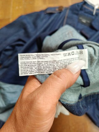 Chaqueta vaquera corta estilo gabardina