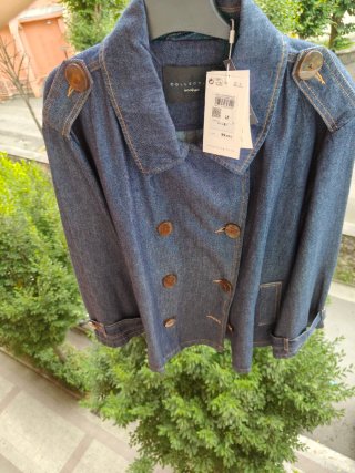 Chaqueta vaquera corta estilo gabardina