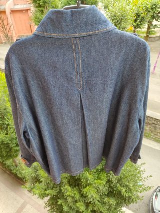 Chaqueta vaquera corta estilo gabardina