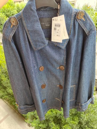Chaqueta vaquera corta estilo gabardina