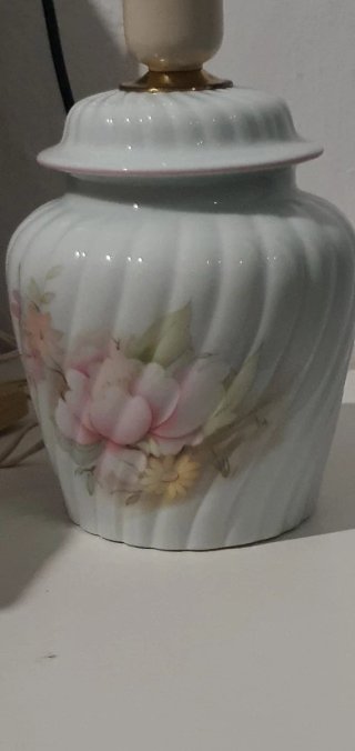 Lámpara de mesa de porcelana floral