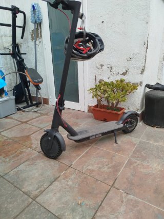 Patinete eléctrico con casco