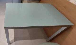 Mesa de cocina,  cristal gris y metal