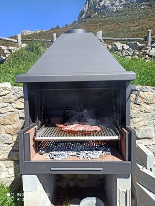 Barbacoa de metal y ladrillo S-3