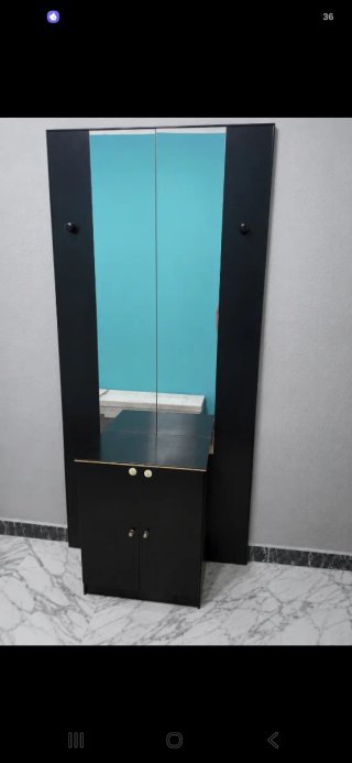 Mueble recibidor con espejo negro
