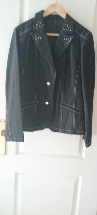 Chaqueta vaquera negra con tachuelas