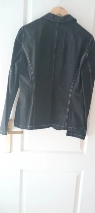 Chaqueta vaquera negra con tachuelas