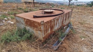 Cuba de agua metálica.