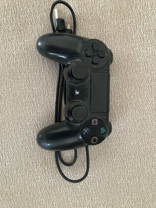 Mando PS4 con cable incluido.