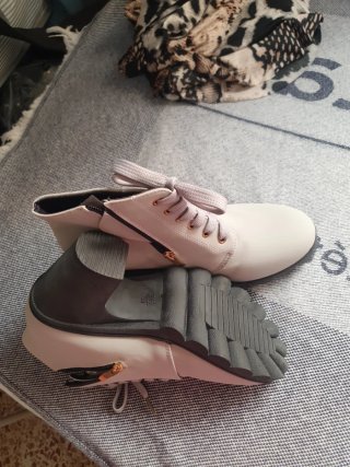 Botas cortas grises con cordones y cremallera