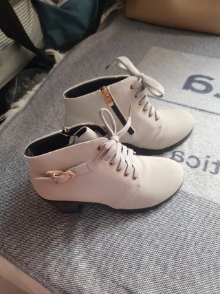 Botas cortas grises con cordones y cremallera