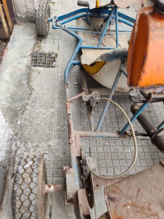 Kart antiguo con motor y asiento