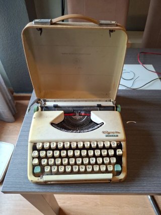 Máquina de escribir Olympia Splendid 33