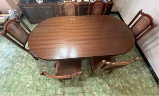 Mesa de comedor antigua de madera