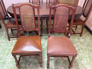 Mesa de comedor antigua de madera