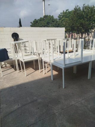 Sillas de plástico blancas apilables