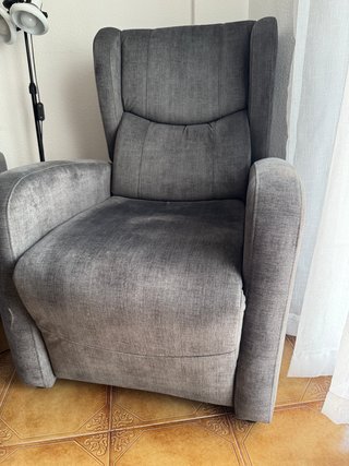 Sillón reclinable gris con reposapiés